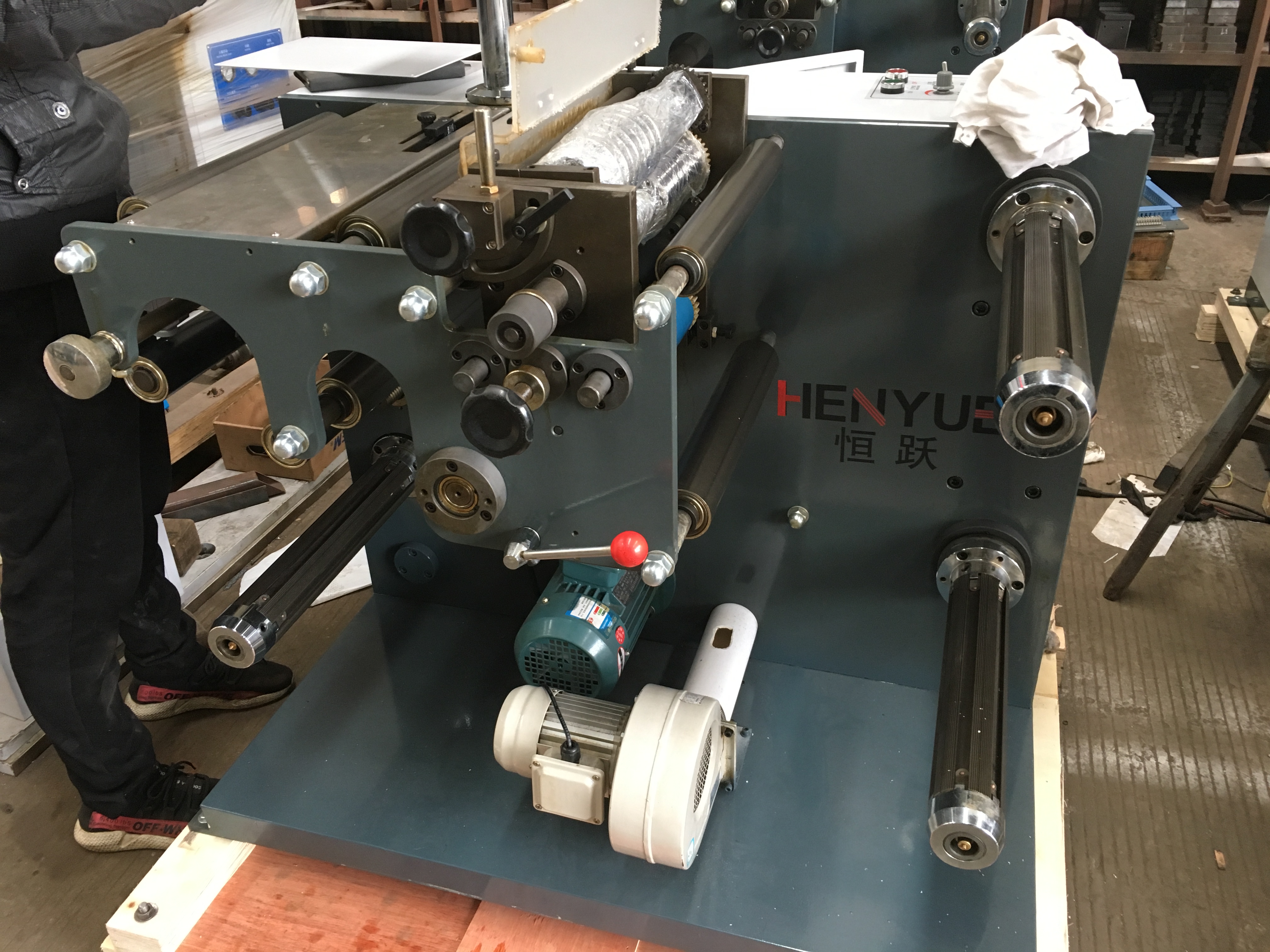 Machine de découpe et de refendage d'étiquettes rotatives