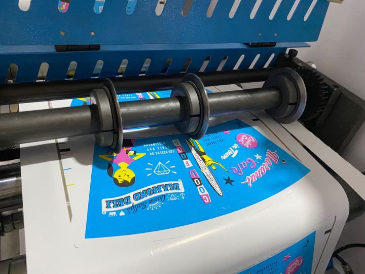 Machine de impression flexographique pour papier détiquettes avec découpeuse