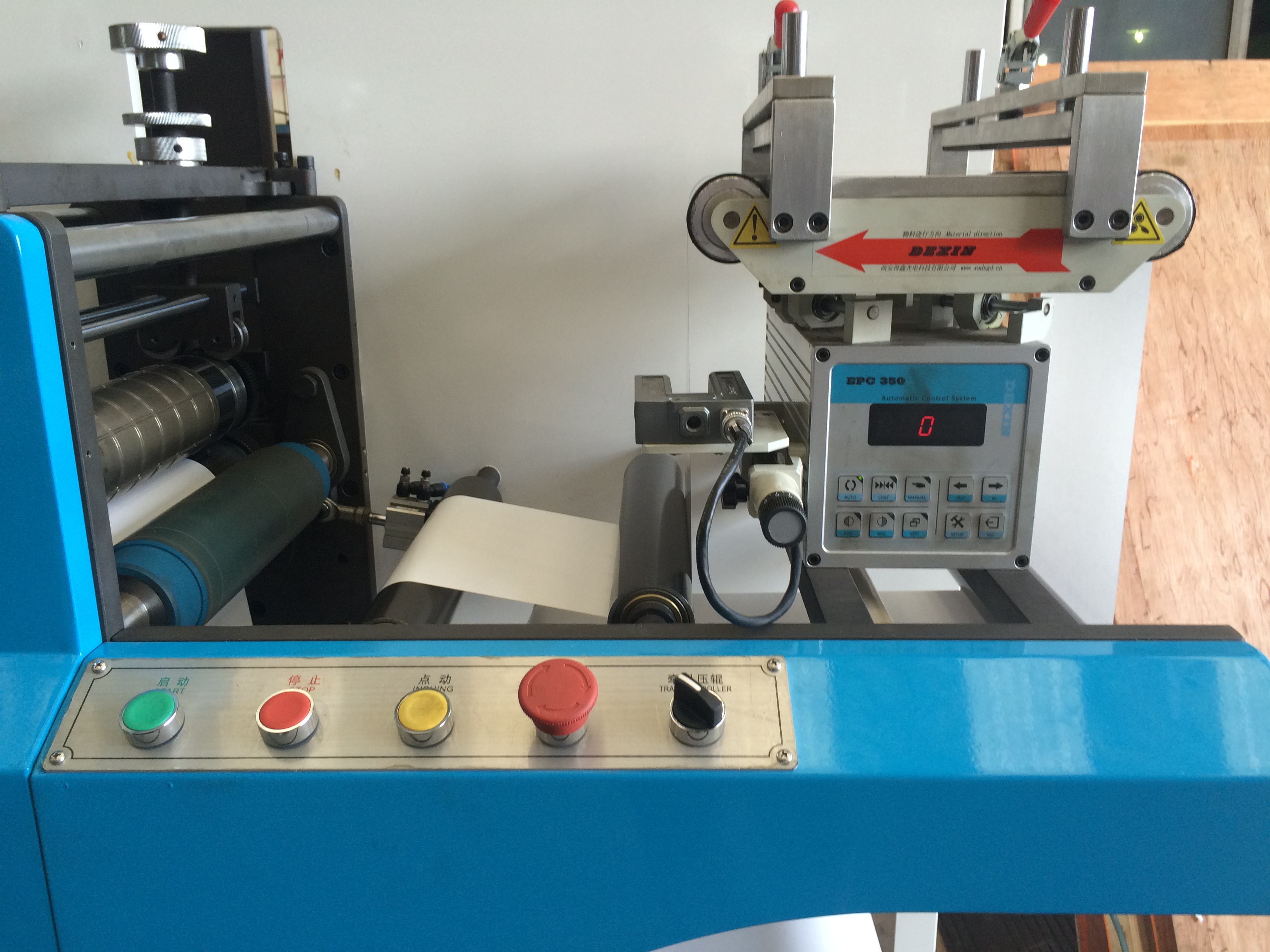Machine de découpe manuelle pour gobelets en papier